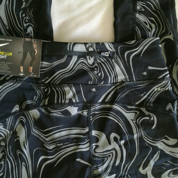 NWT Nike epic lux tight fit crops size S - Picture 2 of 6